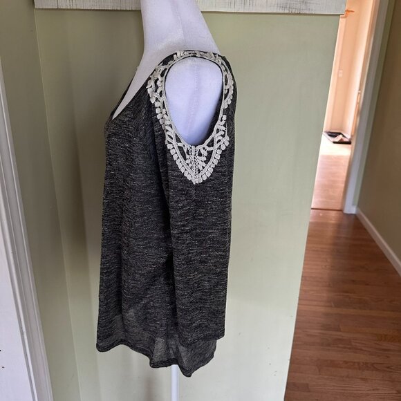 Shoulder Exposing Top - Picture 2 of 3